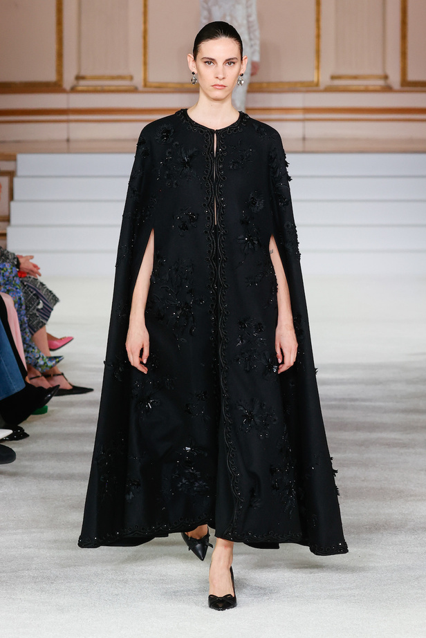 من مجموعة كارولينا هيريرا لموسم خريف وشتاء 2023-2024