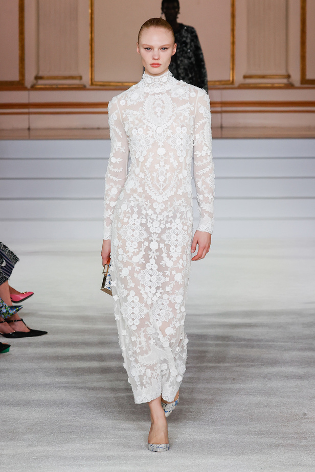 من مجموعة كارولينا هيريرا لموسم خريف وشتاء 2023-2024