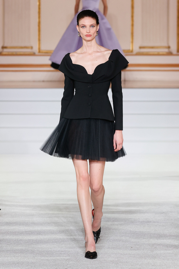 من مجموعة كارولينا هيريرا لموسم خريف وشتاء 2023-2024