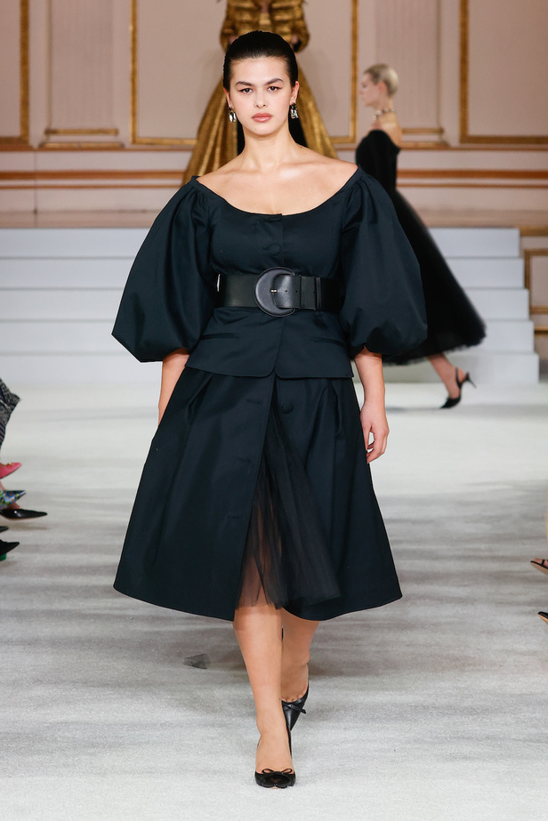 من مجموعة كارولينا هيريرا لموسم خريف وشتاء 2023-2024