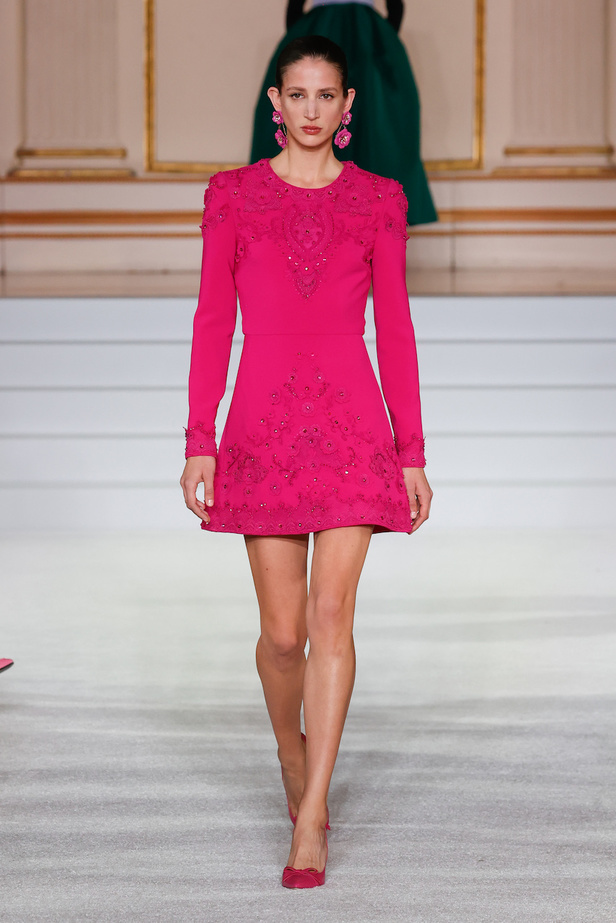 من مجموعة كارولينا هيريرا لموسم خريف وشتاء 2023-2024