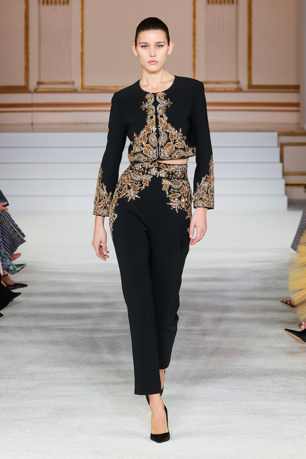 من مجموعة كارولينا هيريرا لموسم خريف وشتاء 2023-2024