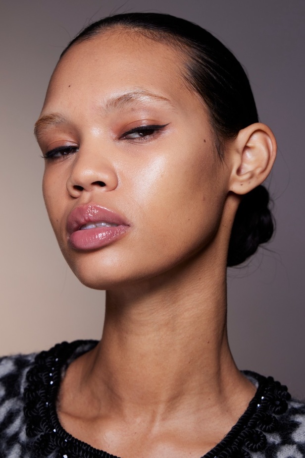 اطلالات جمالية من مجموعة كارولينا هيريرا لخريف 2023