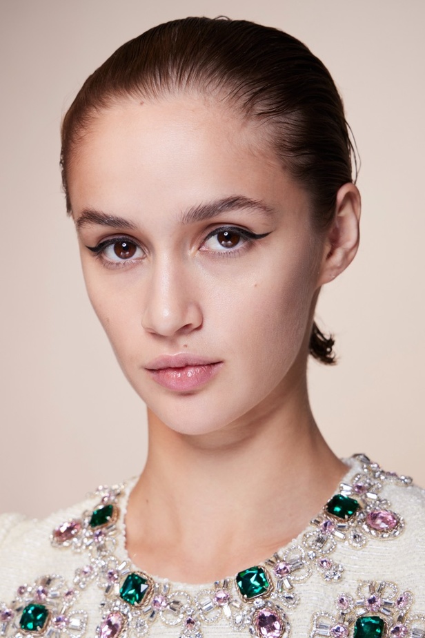 اطلالات جمالية من مجموعة كارولينا هيريرا لخريف 2023