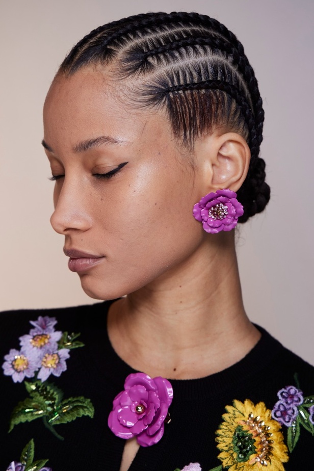 اطلالات جمالية من مجموعة كارولينا هيريرا لخريف 2023