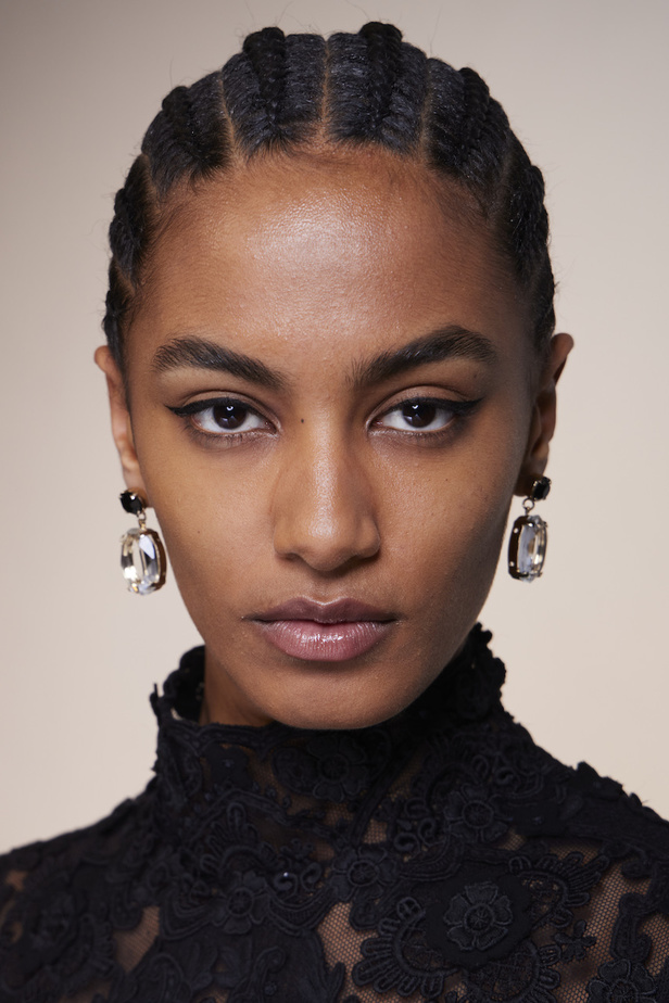 اكسسوارات من مجموعة كارولينا هيريرا لخريف 23 