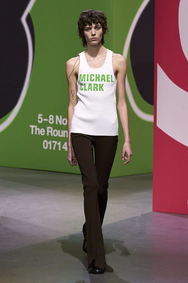 عرض أزياء مجموعة JW Anderson لموسم خريف وشتاء 2023