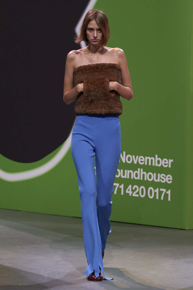 عرض أزياء مجموعة JW Anderson لموسم خريف وشتاء 2023