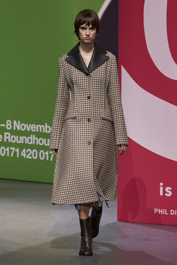 عرض أزياء مجموعة JW Anderson لموسم خريف وشتاء 2023