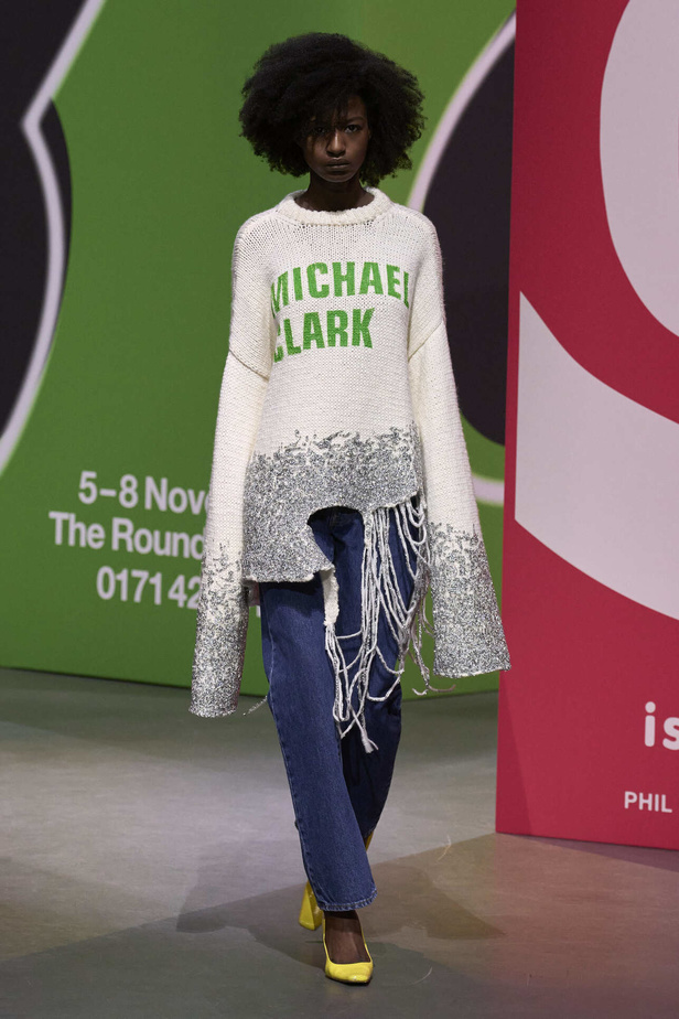 عرض أزياء مجموعة JW Anderson لموسم خريف وشتاء 2023