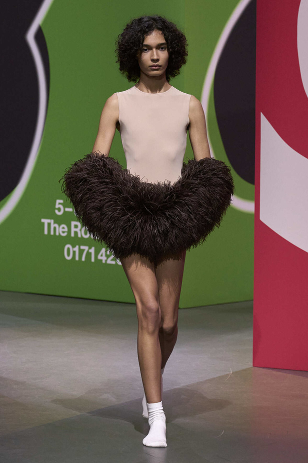 عرض أزياء مجموعة JW Anderson لموسم خريف وشتاء 2023
