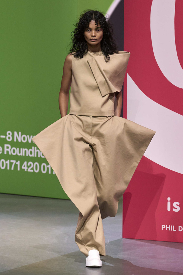 عرض أزياء مجموعة JW Anderson لموسم خريف وشتاء 2023