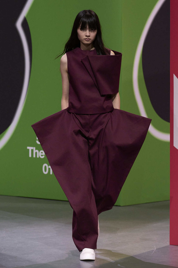 عرض أزياء مجموعة JW Anderson لموسم خريف وشتاء 2023
