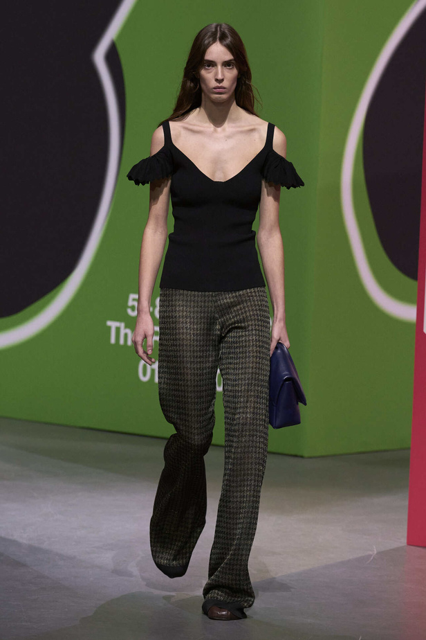 عرض أزياء مجموعة JW Anderson لموسم خريف وشتاء 2023