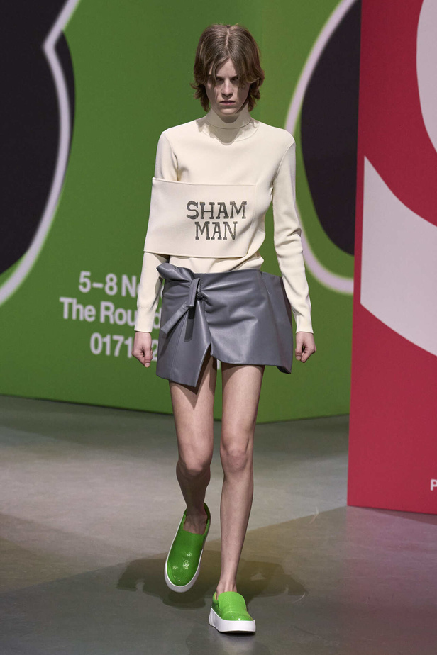 عرض أزياء مجموعة JW Anderson لموسم خريف وشتاء 2023