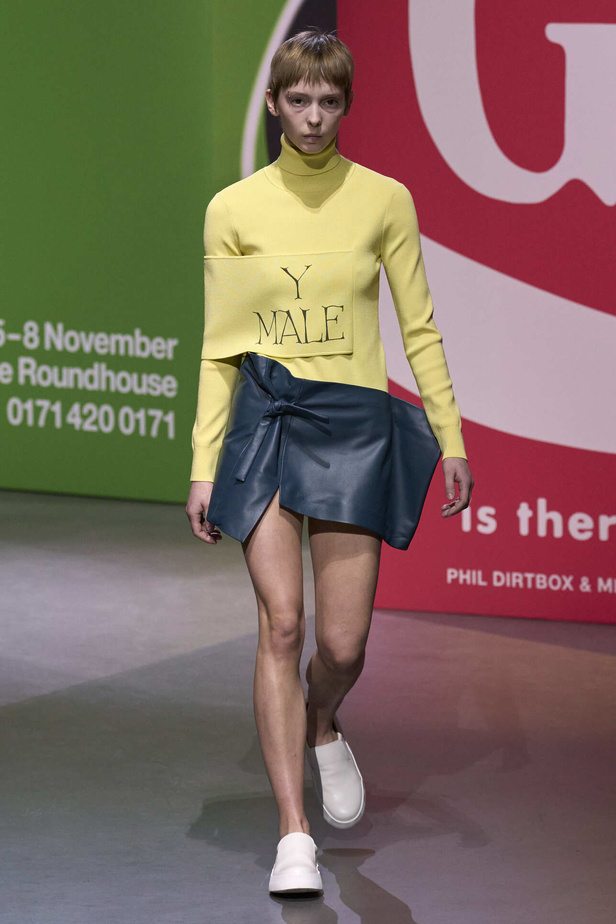 عرض أزياء مجموعة JW Anderson لموسم خريف وشتاء 2023