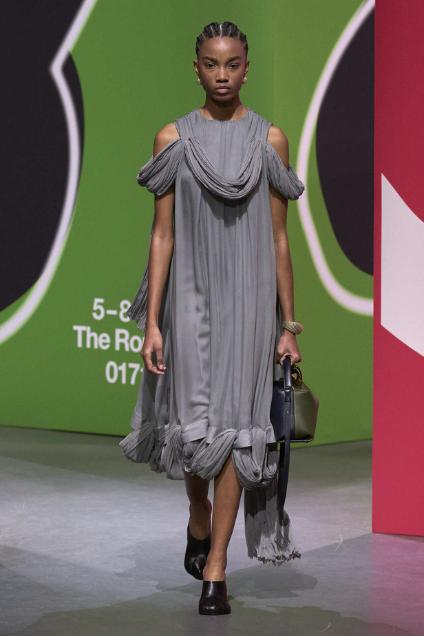 عرض أزياء مجموعة JW Anderson لموسم خريف وشتاء 2023