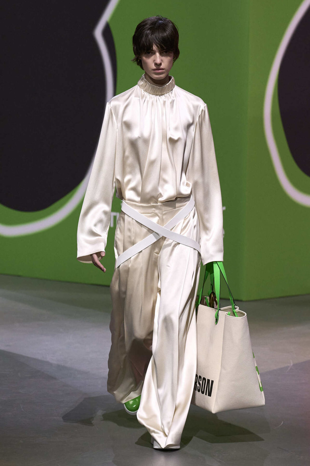 عرض أزياء مجموعة JW Anderson لموسم خريف وشتاء 2023