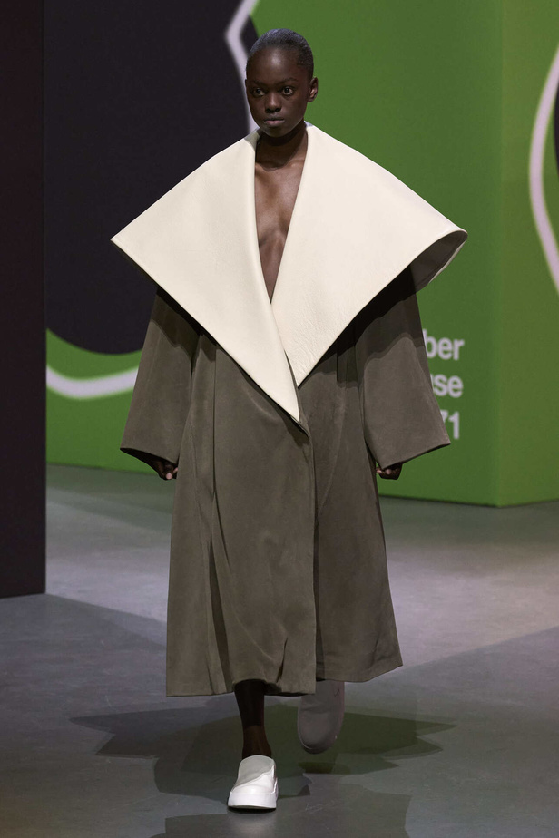 عرض أزياء مجموعة JW Anderson لموسم خريف وشتاء 2023
