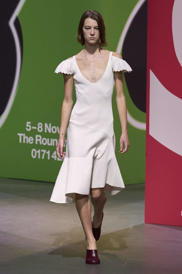 عرض أزياء مجموعة JW Anderson لموسم خريف وشتاء 2023