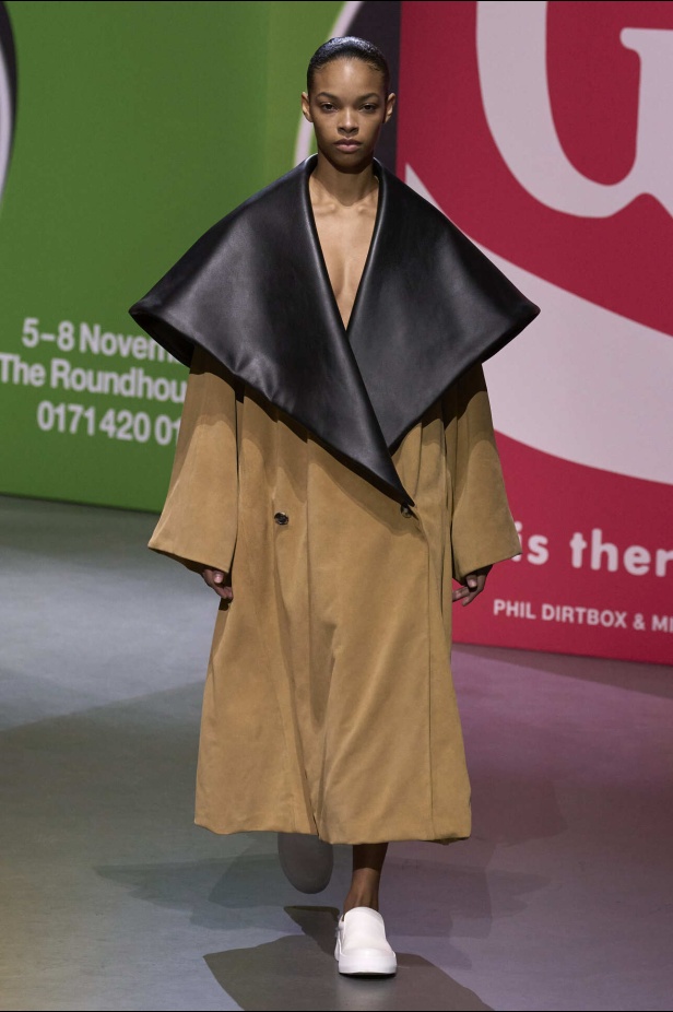 عرض أزياء مجموعة JW Anderson لموسم خريف وشتاء 2023