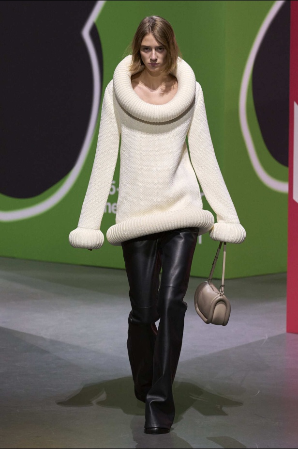 عرض أزياء مجموعة JW Anderson لموسم خريف وشتاء 2023
