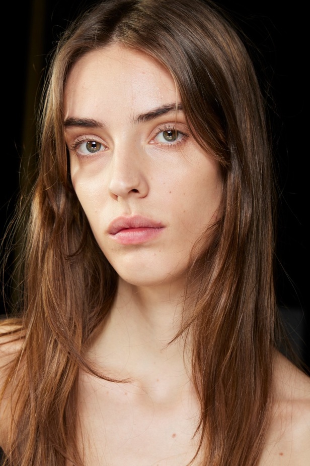 اطلالات جمالية من مجموعة JW Anderson لموسم خريف وشتاء 2023