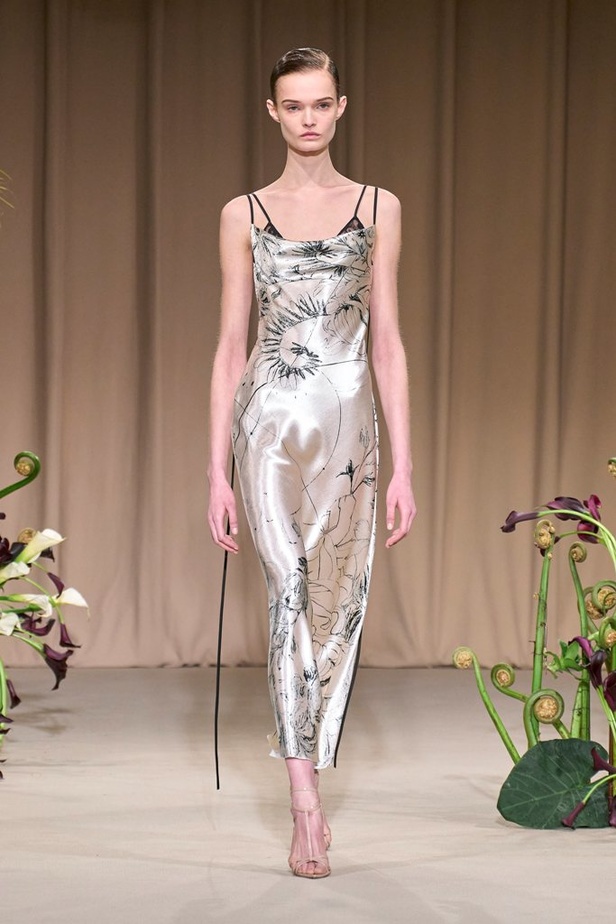 مجموعة دار Jason Wu لخريف وشتاء 2023 - 2024