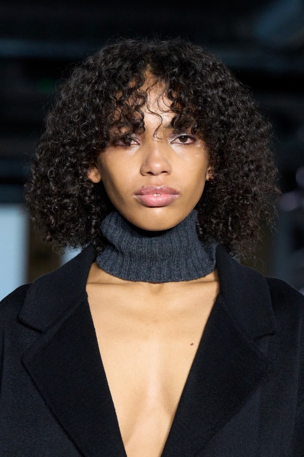 اطلالات جمالية من مجموعة Christopher Kane لخريف وشتاء 2024 