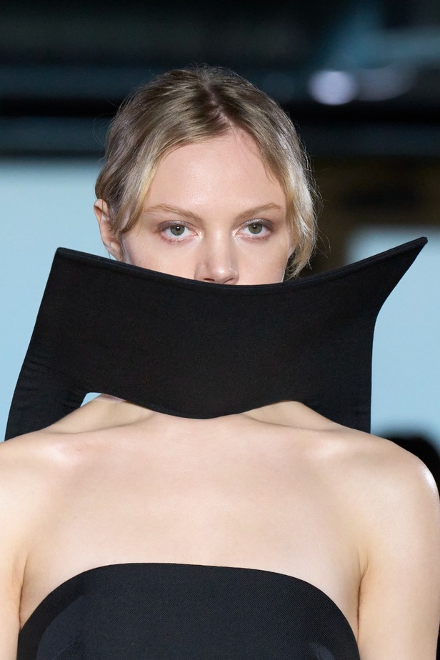 اطلالات جمالية من مجموعة Christopher Kane لخريف وشتاء 2024 