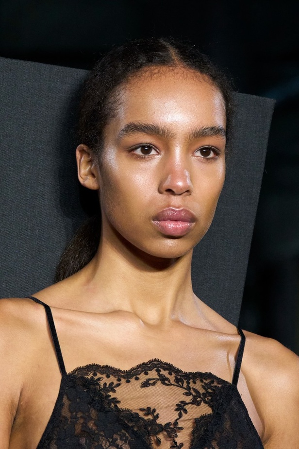 اطلالات جمالية من مجموعة Christopher Kane لخريف وشتاء 2024 