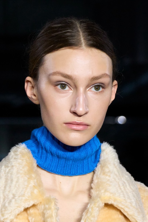 اطلالات جمالية من مجموعة Christopher Kane لخريف وشتاء 2023-2024