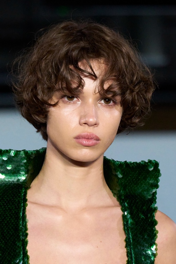 اطلالات جمالية من مجموعة Christopher Kane لخريف وشتاء 2024 