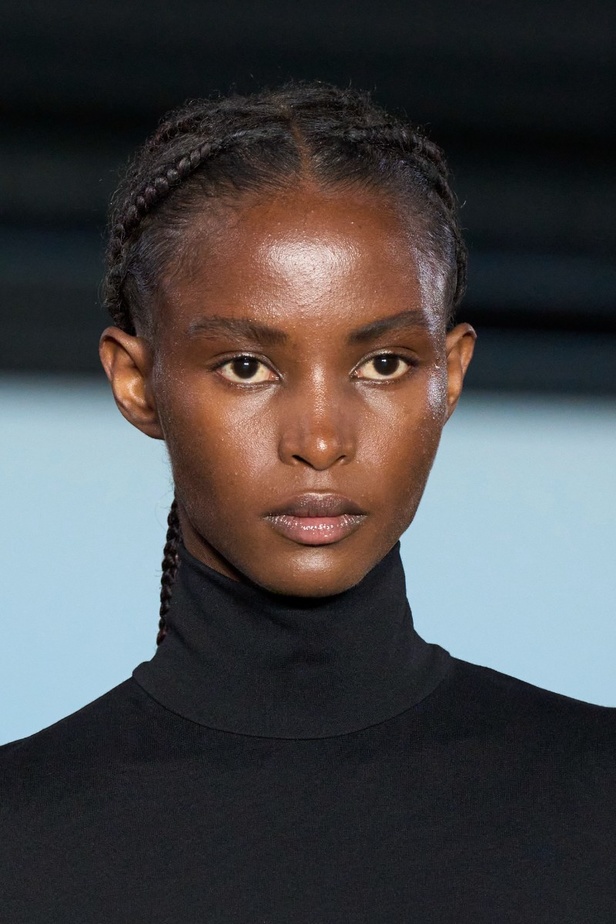 اطلالات جمالية من مجموعة Christopher Kane لخريف وشتاء 2023-2024