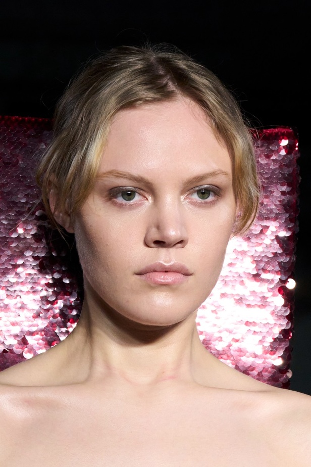 اطلالات جمالية من مجموعة Christopher Kane لخريف وشتاء 2023-2024