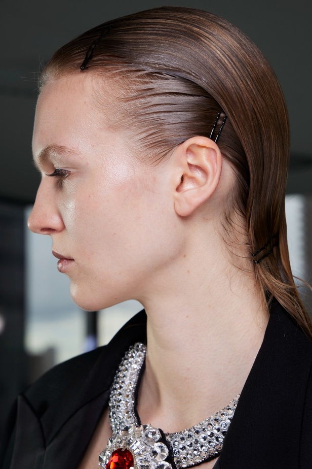 اطلالات جمالية من مجموعة David Koma لخريف وشتاء 2024 