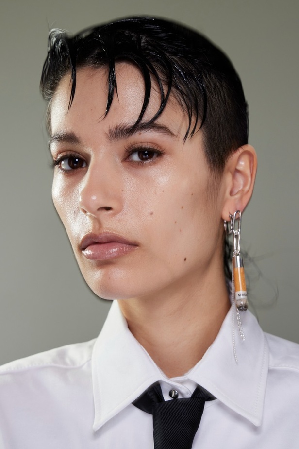 اطلالات جمالية من مجموعة David Koma لخريف وشتاء 2024 