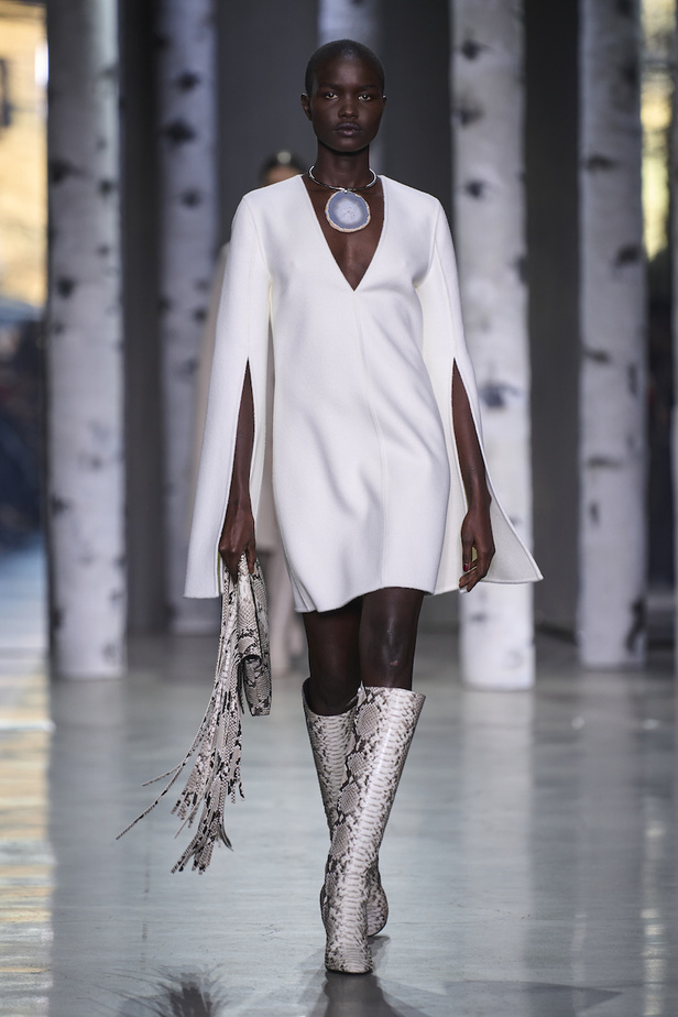 من مجموعة مايكل كورس لموسم خريف وشتاء 2023