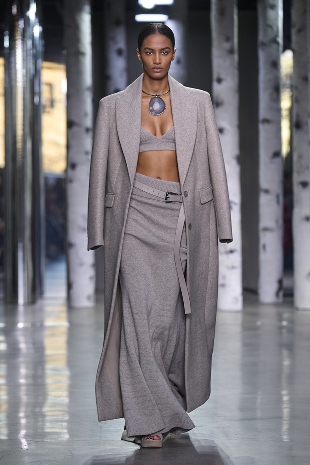 من مجموعة مايكل كورس لموسم خريف وشتاء 2023