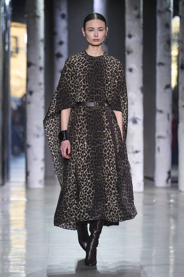 من مجموعة مايكل كورس لموسم خريف وشتاء 2023