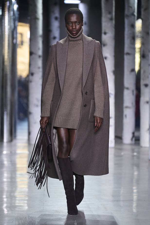 من مجموعة مايكل كورس لموسم خريف وشتاء 2023