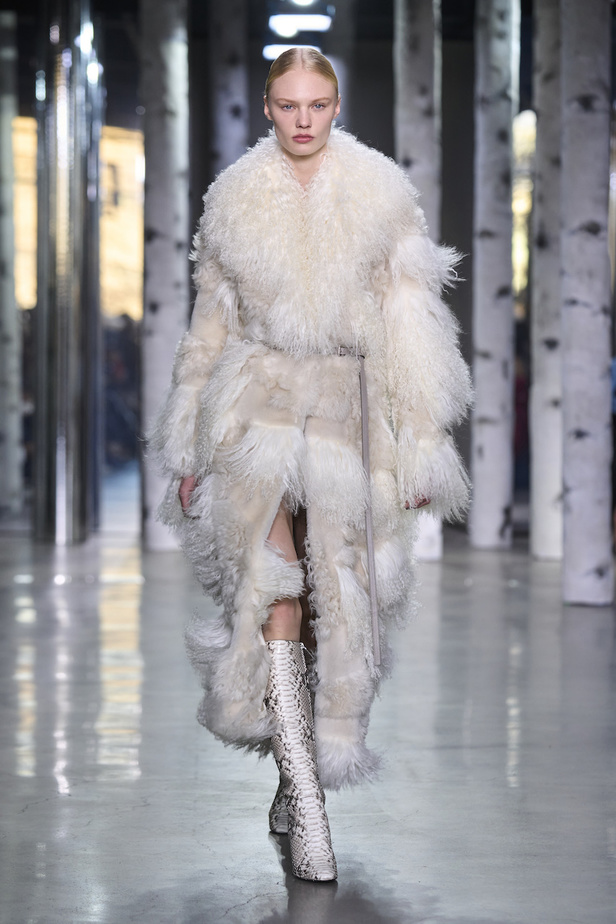 من مجموعة مايكل كورس لموسم خريف وشتاء 2023