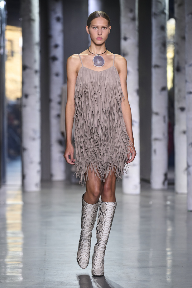 من مجموعة مايكل كورس لموسم خريف وشتاء 2023