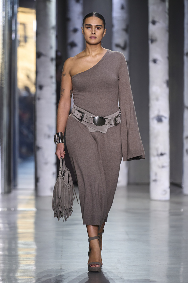 من مجموعة مايكل كورس لموسم خريف وشتاء 2023