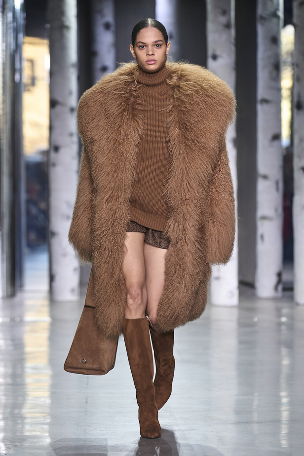 من مجموعة مايكل كورس لموسم خريف وشتاء 2023