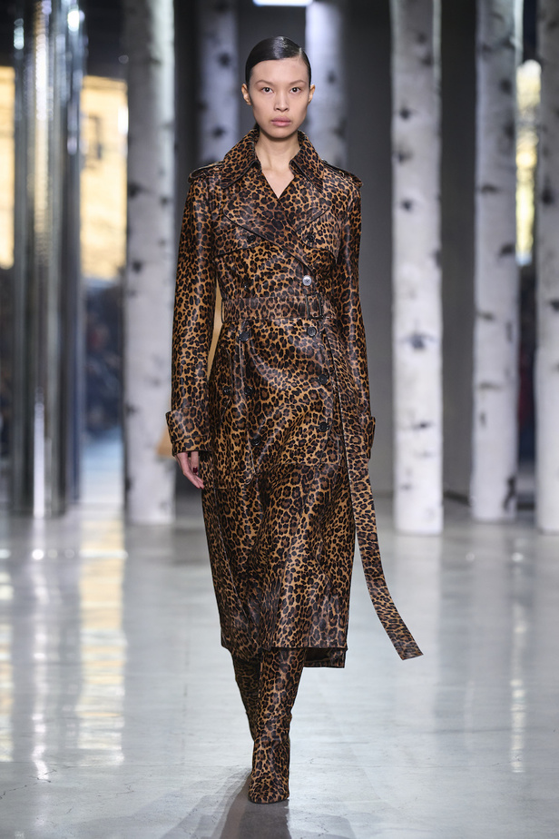 من مجموعة مايكل كورس لموسم خريف وشتاء 2023