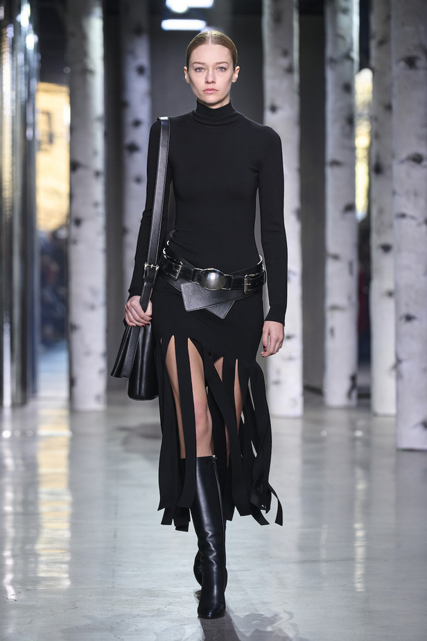 من مجموعة مايكل كورس لموسم خريف وشتاء 2023