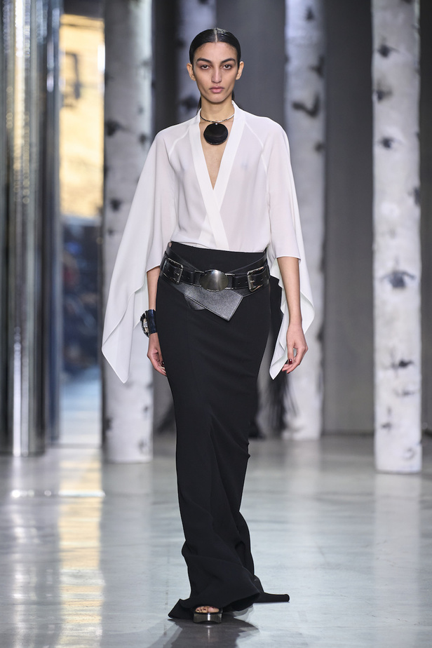 من مجموعة مايكل كورس لموسم خريف وشتاء 2023