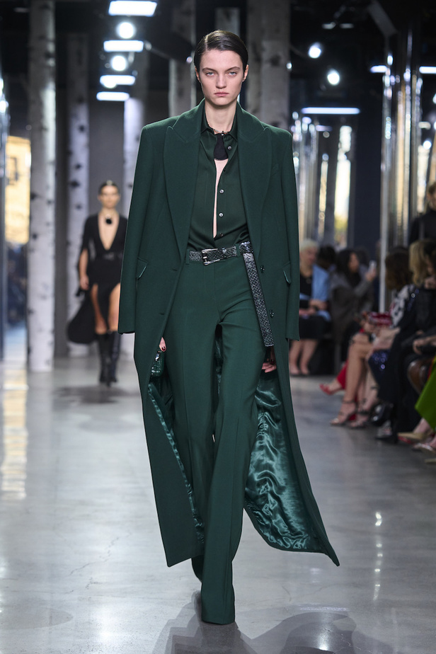 من مجموعة مايكل كورس لموسم خريف وشتاء 2023