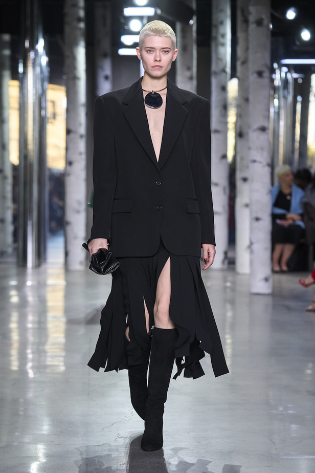 من مجموعة مايكل كورس لموسم خريف وشتاء 2023